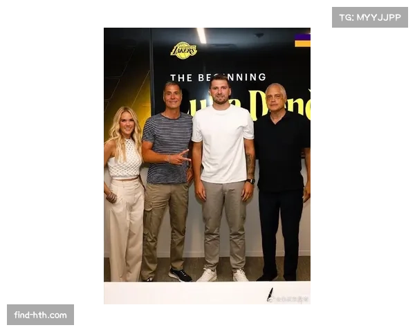 七年老队友东契奇赛后主动拥抱鲍威尔感人一幕展现深厚友谊